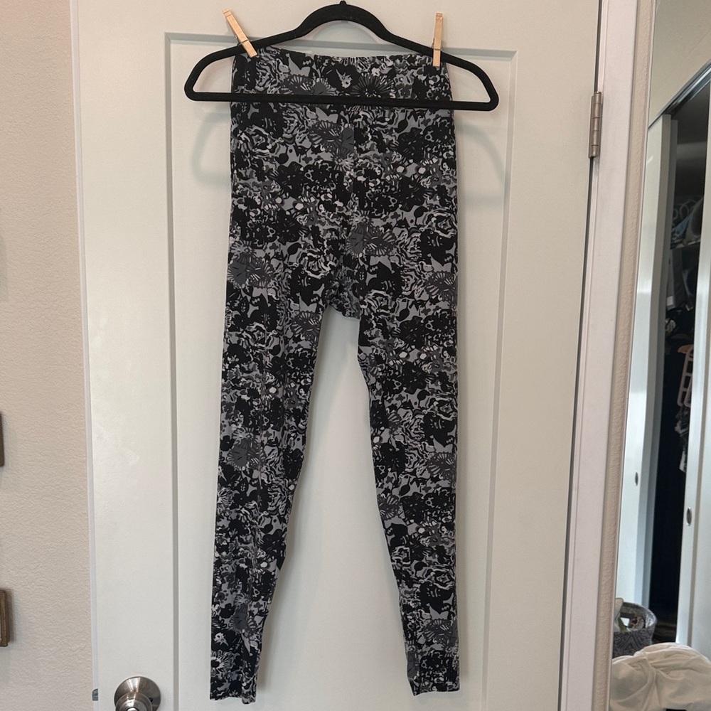 LuLaRoe Black and Gray Patterned Leggings
